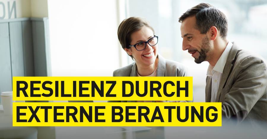 Zwei Personen im Gespräch, Text „Resilienz durch externe Beratung“.